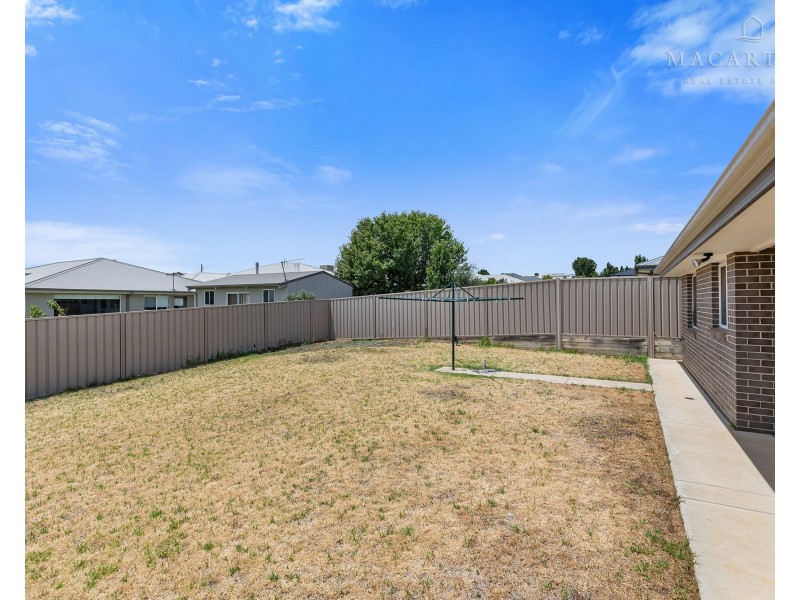 24 Darcy Drive, Boorooma NSW 2650