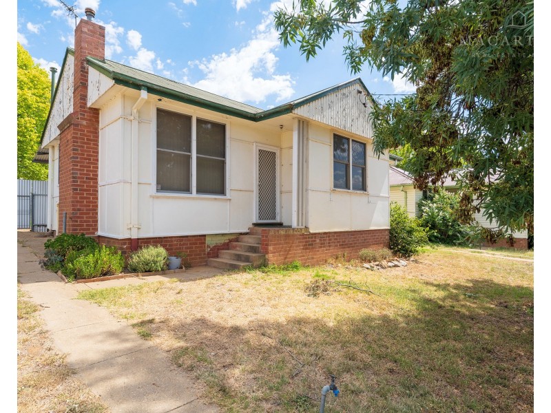 8 Phillip Avenue, Mount Austin NSW 2650