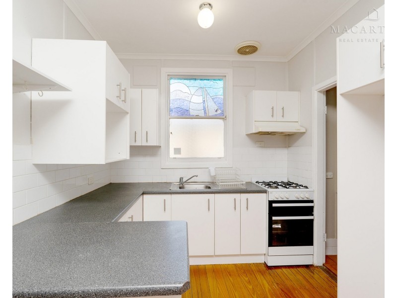 8 Phillip Avenue, Mount Austin NSW 2650