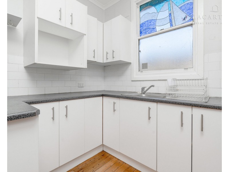 8 Phillip Avenue, Mount Austin NSW 2650