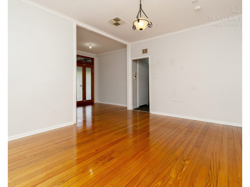 8 Phillip Avenue, Mount Austin NSW 2650