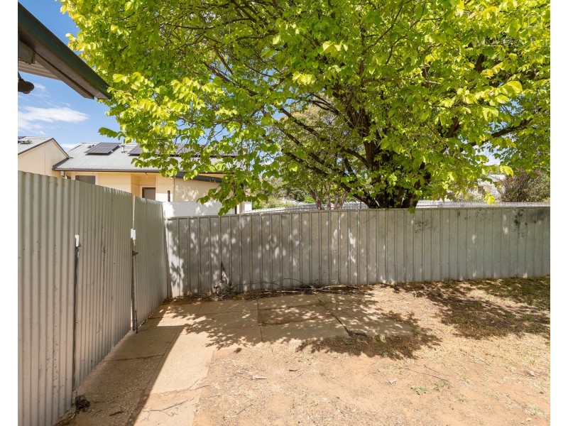 8 Phillip Avenue, Mount Austin NSW 2650