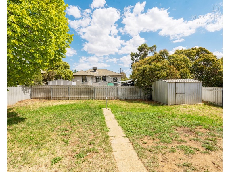 8 Phillip Avenue, Mount Austin NSW 2650