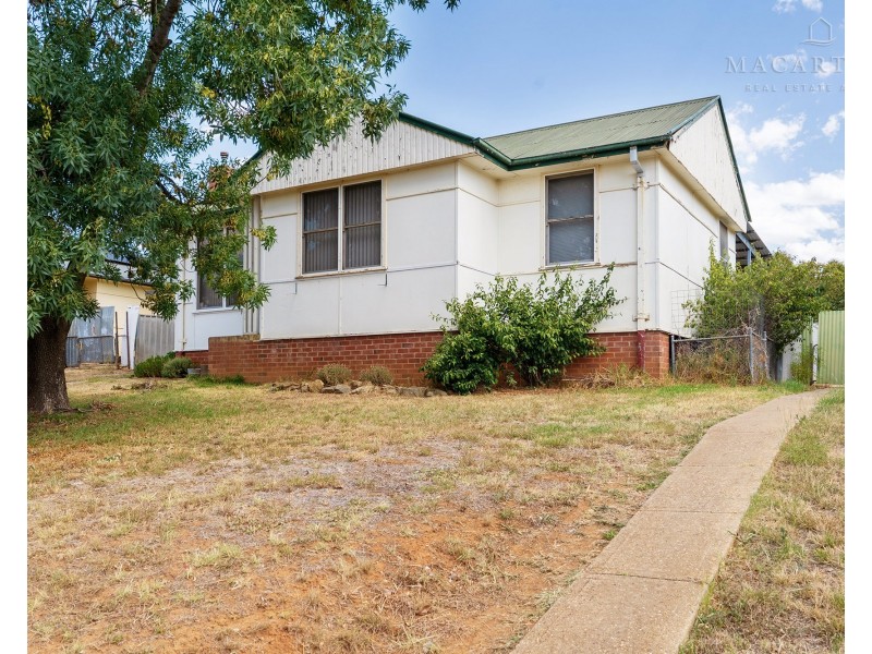 8 Phillip Avenue, Mount Austin NSW 2650
