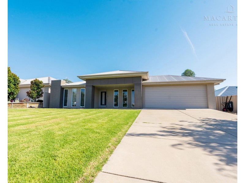 69 Strickland Drive, Boorooma NSW 2650