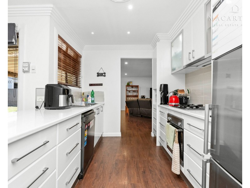 18 Forrest Street, Lake Albert NSW 2650