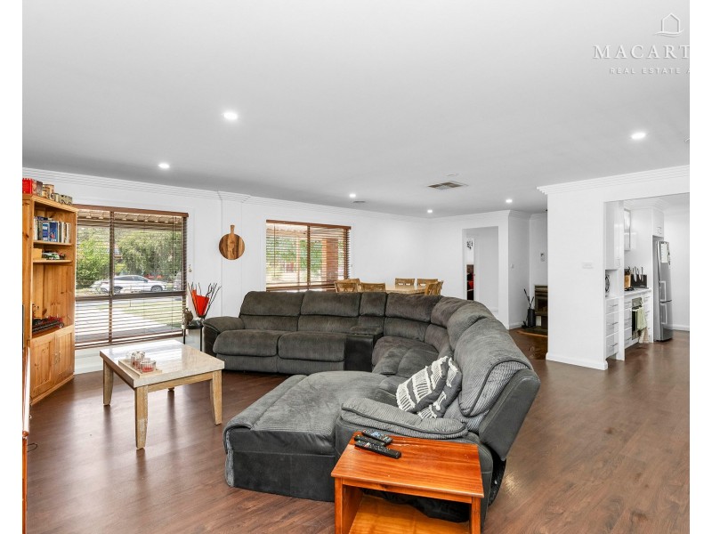 18 Forrest Street, Lake Albert NSW 2650