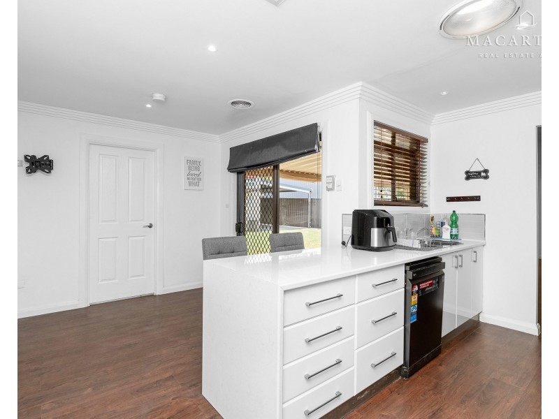 18 Forrest Street, Lake Albert NSW 2650