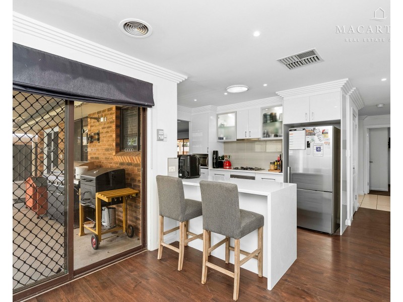 18 Forrest Street, Lake Albert NSW 2650