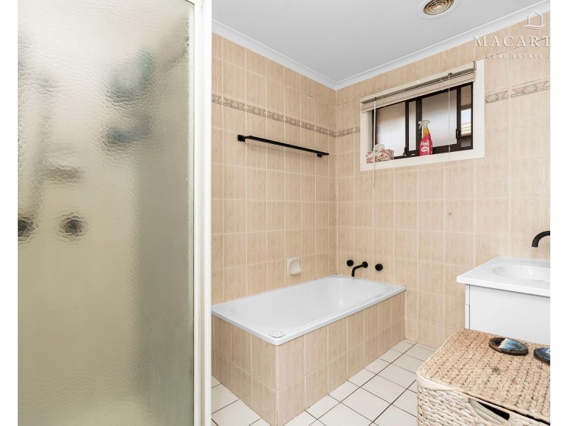 18 Forrest Street, Lake Albert NSW 2650