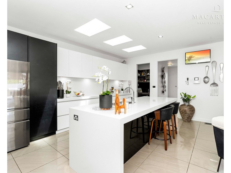 24 Churchill Avenue, Kooringal NSW 2650