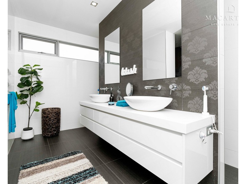 24 Churchill Avenue, Kooringal NSW 2650