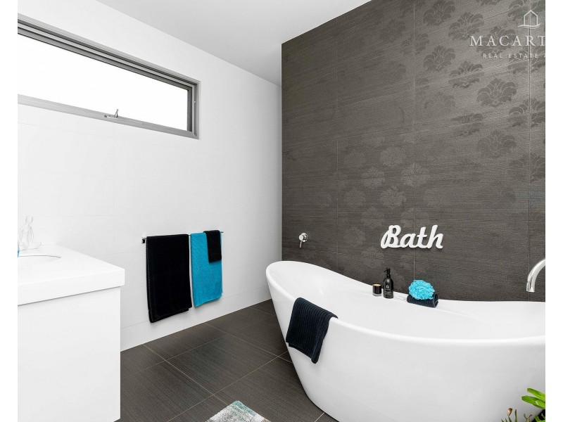 24 Churchill Avenue, Kooringal NSW 2650