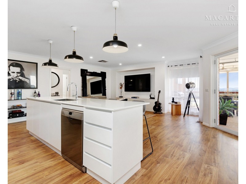 102 Brooklyn Drive, Bourkelands NSW 2650