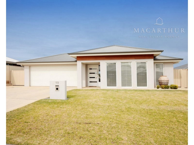 19 Cootamundra Boulevard, Gobbagombalin NSW 2650