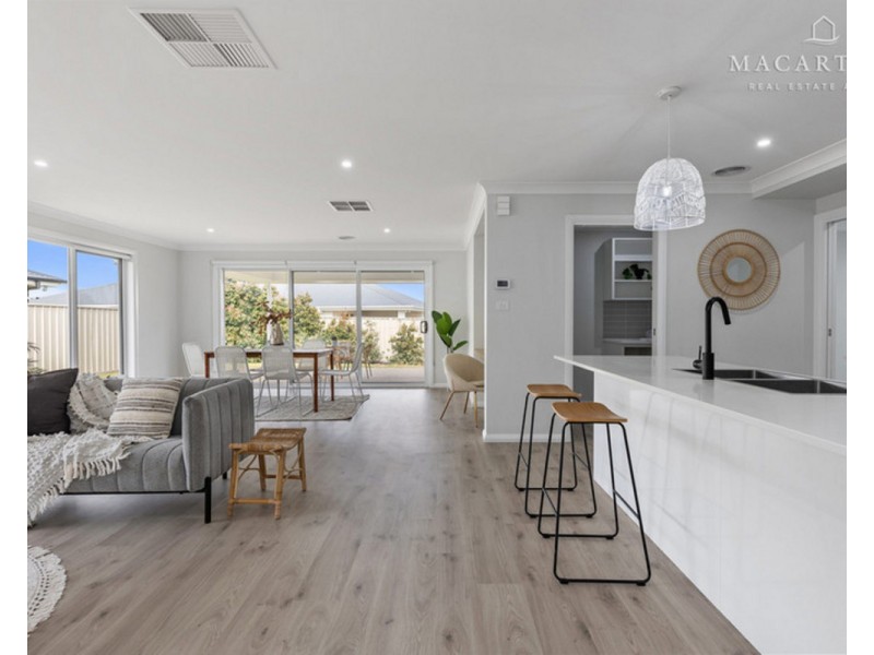 47 Cootamundra Boulevard, Gobbagombalin NSW 2650