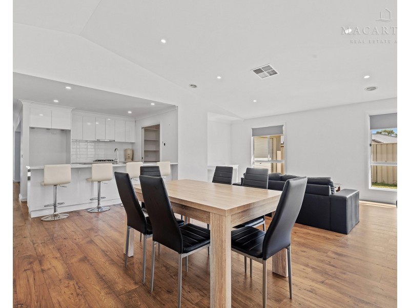 15 Paradise Drive, Gobbagombalin NSW 2650