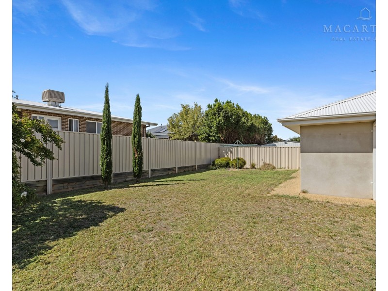15 Paradise Drive, Gobbagombalin NSW 2650