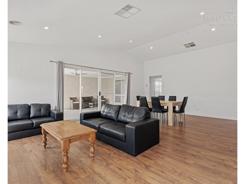 15 Paradise Drive, Gobbagombalin NSW 2650