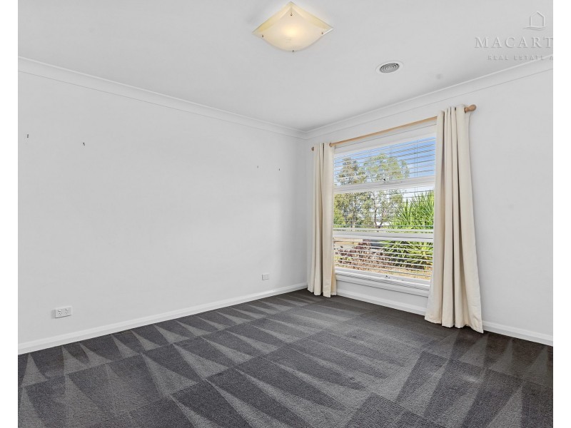 15 Paradise Drive, Gobbagombalin NSW 2650