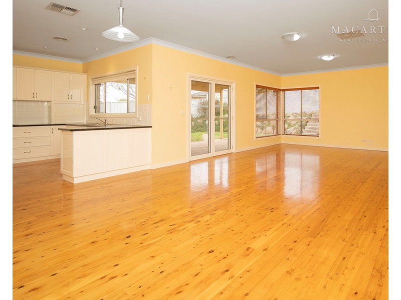 6 Lyndoch Place, Bourkelands NSW 2650