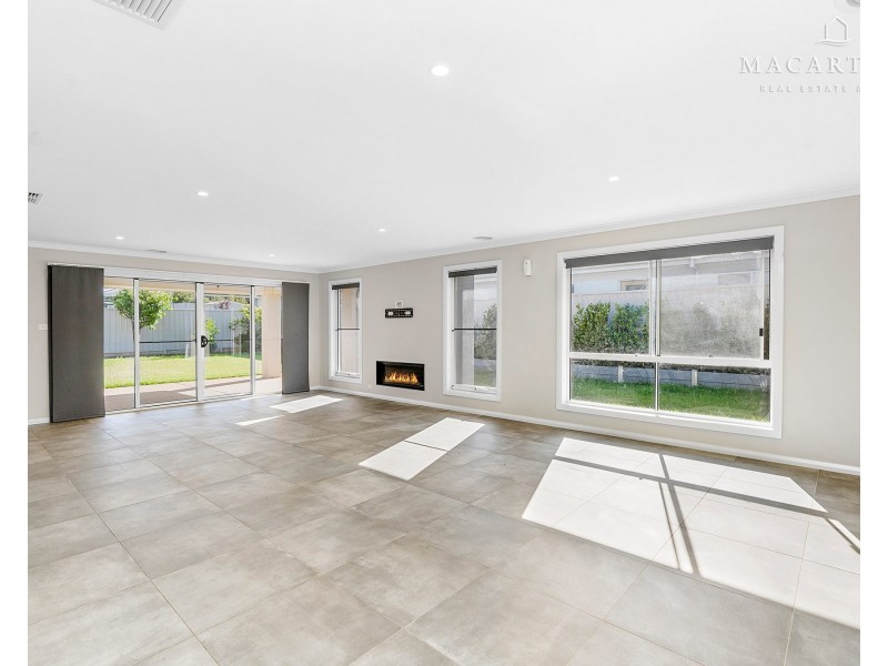 8 Wiveon Street, Gobbagombalin NSW 2650