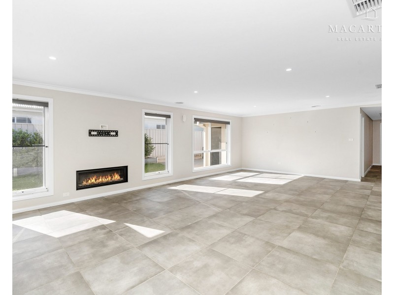 8 Wiveon Street, Gobbagombalin NSW 2650