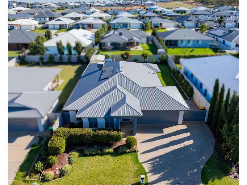 8 Wiveon Street, Gobbagombalin NSW 2650