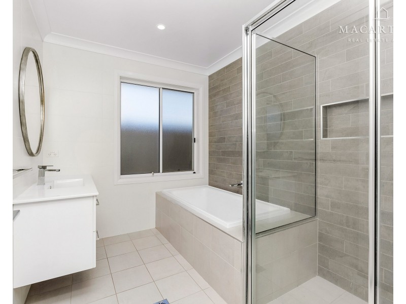 8 Wiveon Street, Gobbagombalin NSW 2650