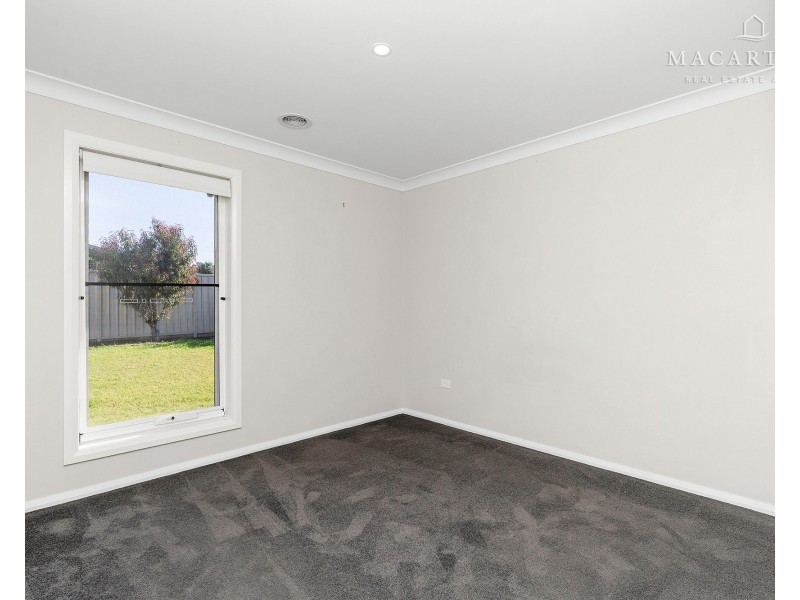 8 Wiveon Street, Gobbagombalin NSW 2650