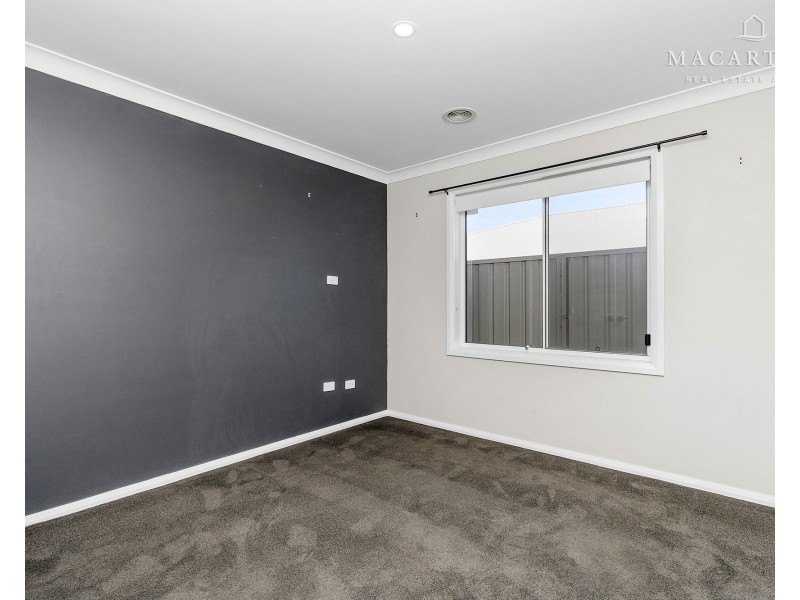 8 Wiveon Street, Gobbagombalin NSW 2650