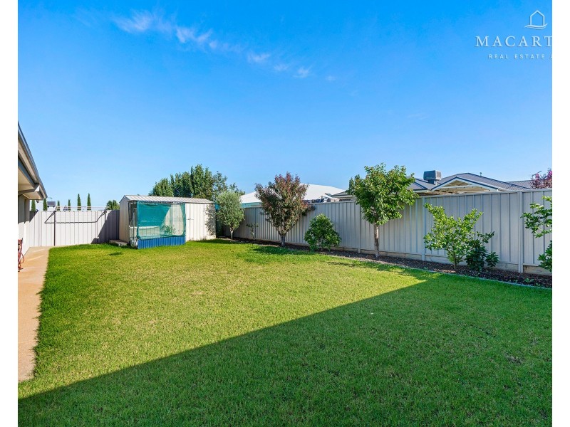 8 Wiveon Street, Gobbagombalin NSW 2650