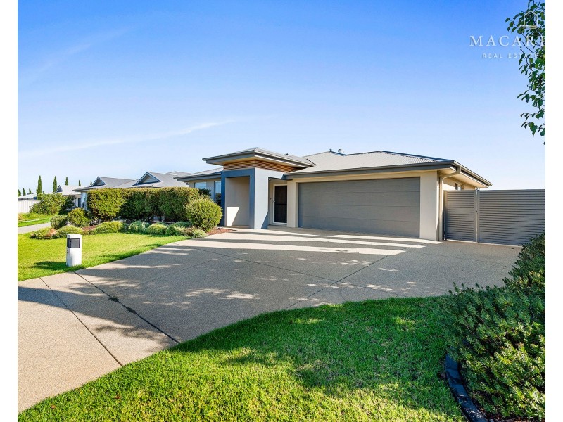 8 Wiveon Street, Gobbagombalin NSW 2650