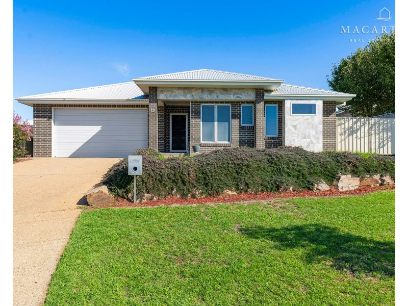 32 Ross Parkway, Gobbagombalin NSW 2650
