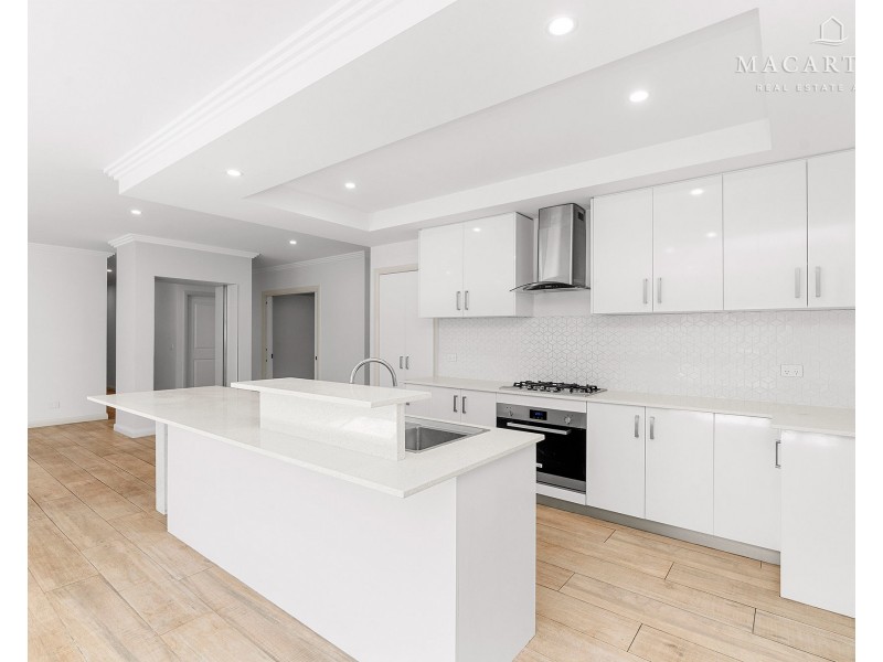 32 Ross Parkway, Gobbagombalin NSW 2650