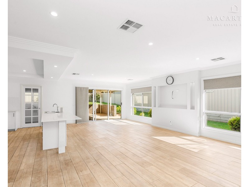 32 Ross Parkway, Gobbagombalin NSW 2650