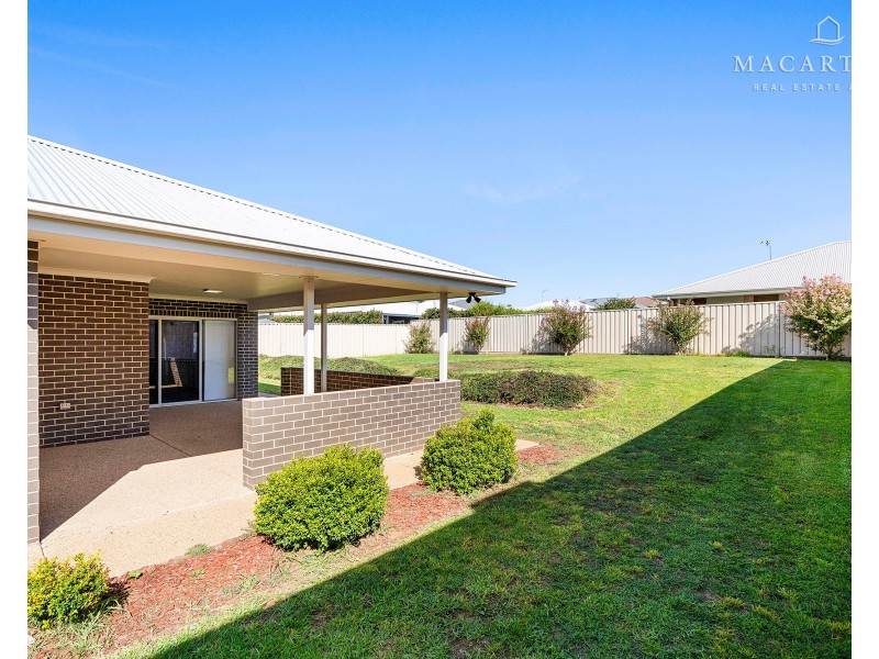 32 Ross Parkway, Gobbagombalin NSW 2650