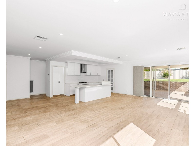 32 Ross Parkway, Gobbagombalin NSW 2650