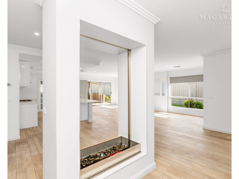 32 Ross Parkway, Gobbagombalin NSW 2650