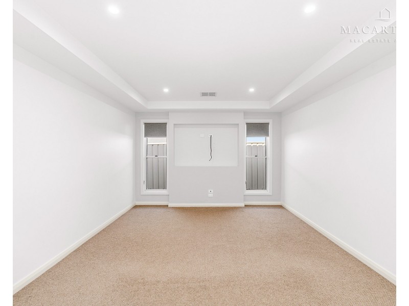 32 Ross Parkway, Gobbagombalin NSW 2650