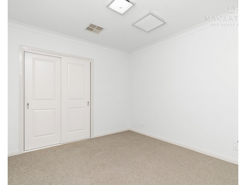 32 Ross Parkway, Gobbagombalin NSW 2650