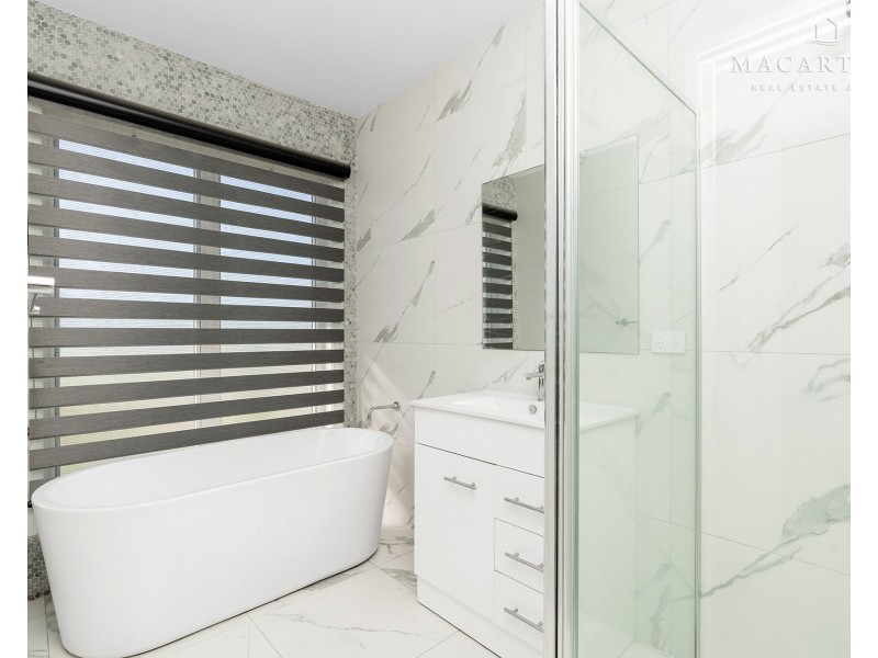 32 Ross Parkway, Gobbagombalin NSW 2650