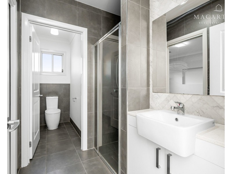 32 Ross Parkway, Gobbagombalin NSW 2650