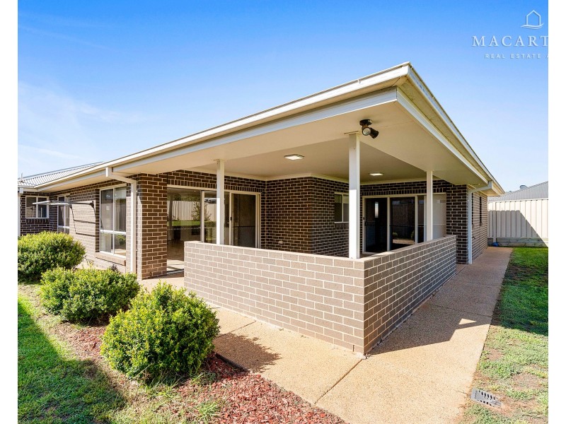 32 Ross Parkway, Gobbagombalin NSW 2650