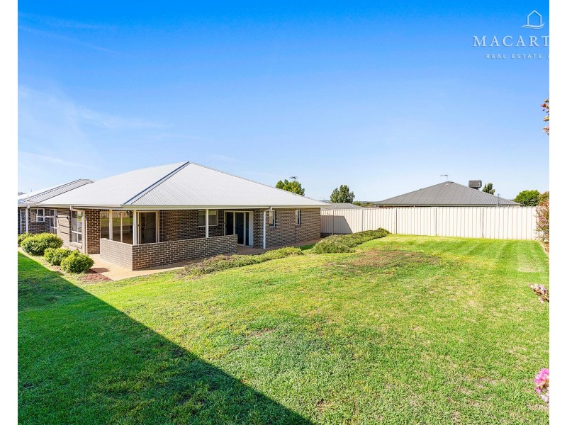 32 Ross Parkway, Gobbagombalin NSW 2650
