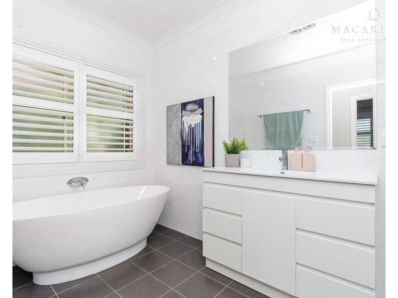 66 Simkin Crescent, Kooringal NSW 2650