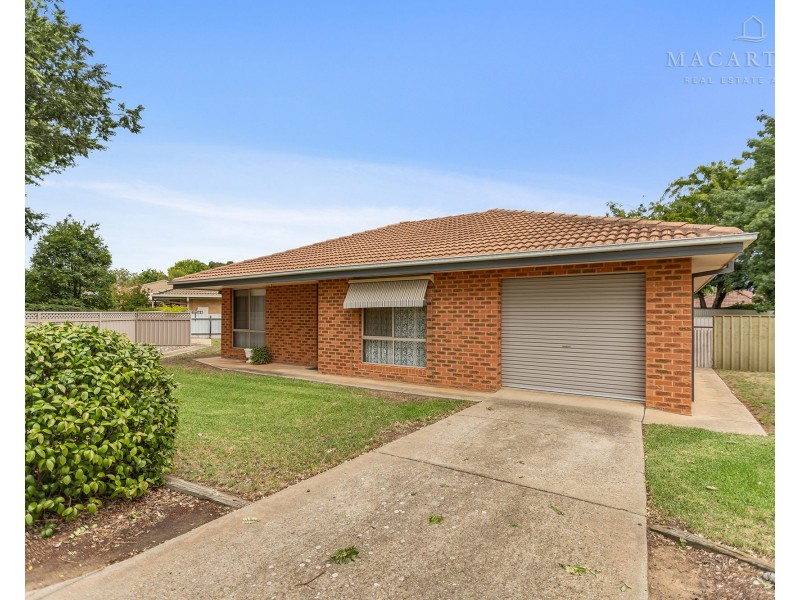1/2 Leena Place, Wagga Wagga NSW 2650