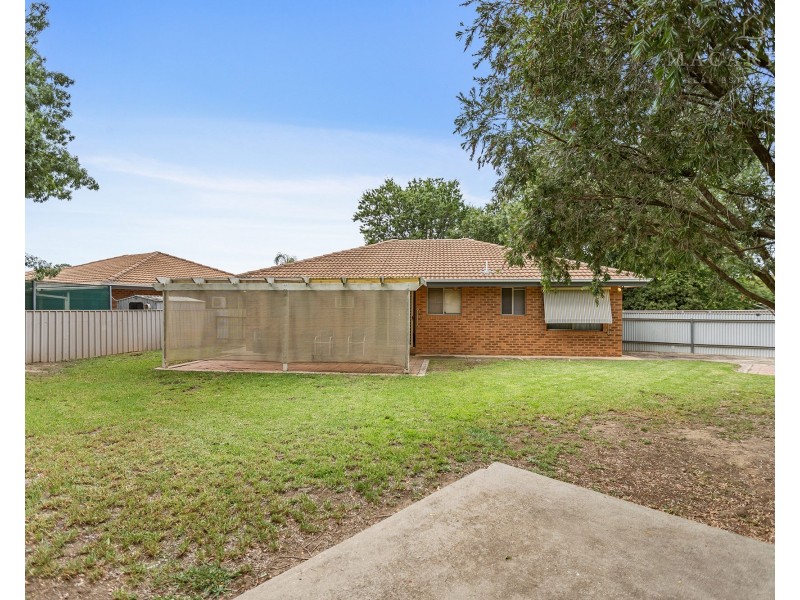 1/2 Leena Place, Wagga Wagga NSW 2650