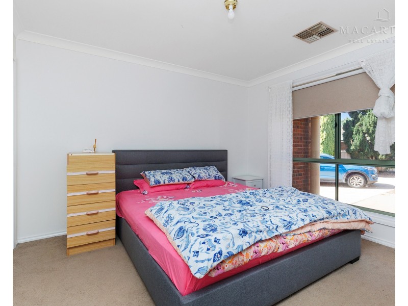 5 Chisholm Place, Lloyd NSW 2650