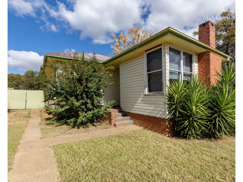 6 Phillip Avenue, Mount Austin NSW 2650